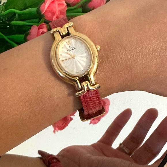 🔥🌟 AUTHENTIC 🌟🔥 FENDI Watch 640L 23mm Women's
Whites X Reds (PRE OWNED) - Picture 8 of 12